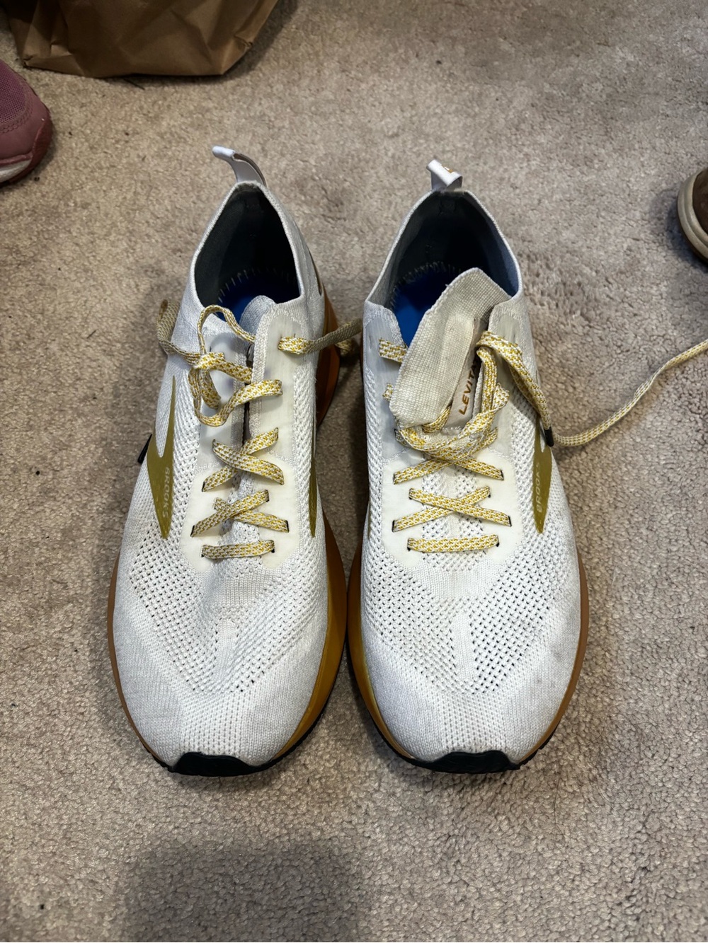 Women’s Brooks Running sneakers, Levitate 4, White and Gold Lightweight size 8